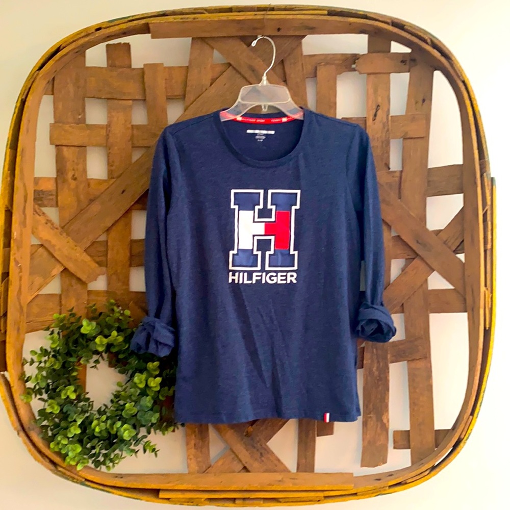 Tommy Hilfiger long sleeved shirt. EXCELLENT LIKE NEW condition!!! super soft 💙